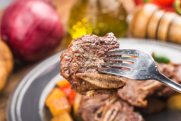 Un piatto di costolette di manzo fritte fresche