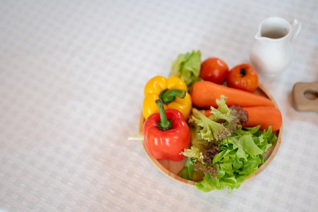 식탁 에 있는 신선 한 채소 접시 달 한 고추, 당근, 토마토, 초록 러드