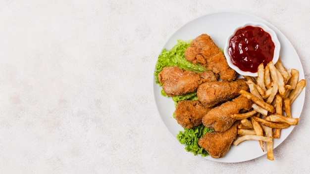 Foto zolla di pollo fritto con lo spazio della copia