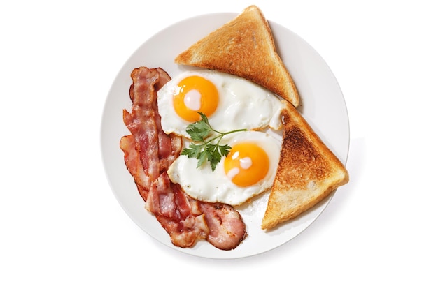 Photo plate of fried eggs bacon and toast isolated on white background