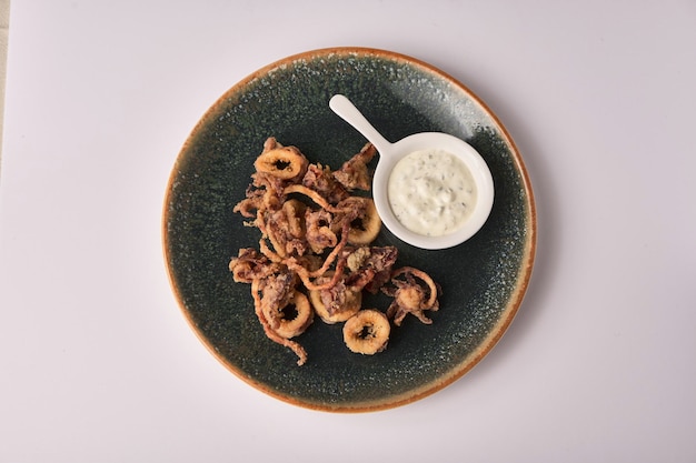 Photo a plate of fried squid with a bowl of ranch dip