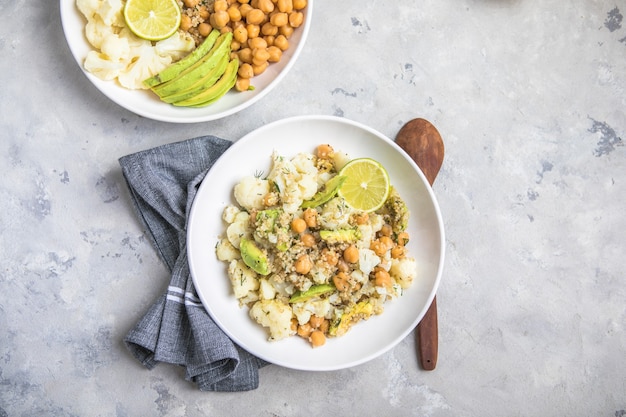 Un piatto di sano pranzo vegano