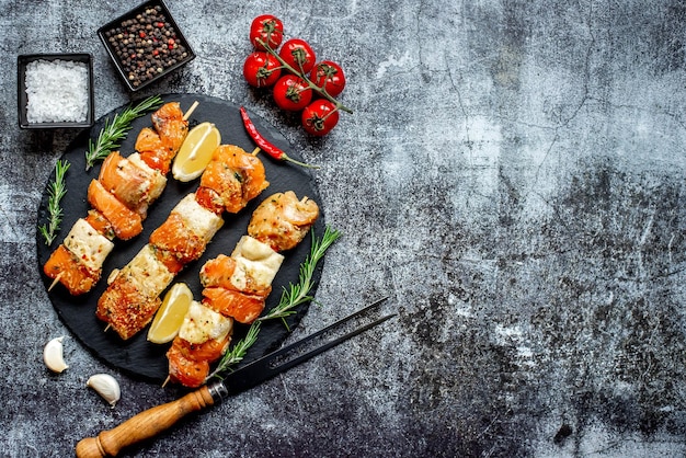 Foto un piatto di spiedini con sopra una salsa di limone e aglio