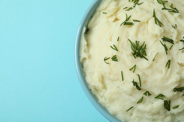 Photo plate of mashed potatoes on blue