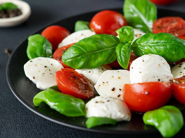 Foto un piatto di insalata di mozzarella e basilico con pomodori