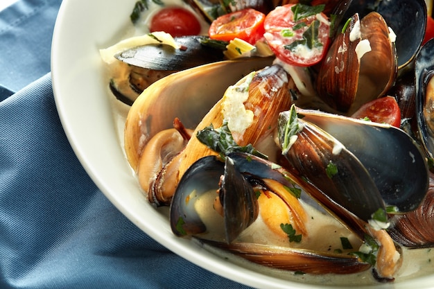 Photo plate of mussels in garlic sauce horizontal