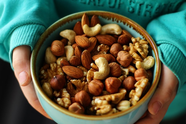 Foto un piatto di noci uno spuntino nutriente e sano una miscela di noci mandorle nocciole anacardi