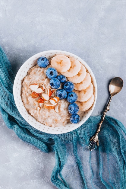 Photo plate of oatmeal with blueberries, banana and almonds