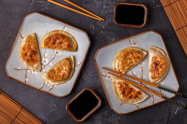 写真 アジア餃子・餃子おつまみのお皿