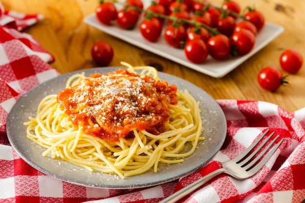 写真 テーブルクロスにトマトとパスタのプレート