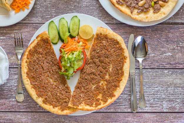 사진 슬라이스 시리아 manakish의 접시