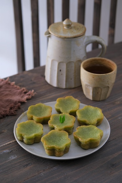 Bolu kemojo 또는 bolu kojo on table Bolu kemojo는 Riau Indonesia의 전통 간식입니다.