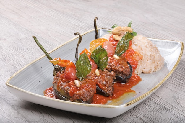 접시 동양 요리 음식 전채 고기와 토마토를 곁들인 터키식 박제 가지 무료 사진