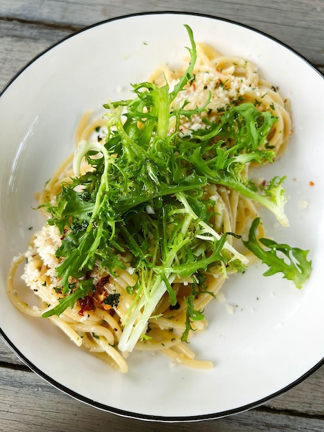 A plate of pasta with arugula and arugula