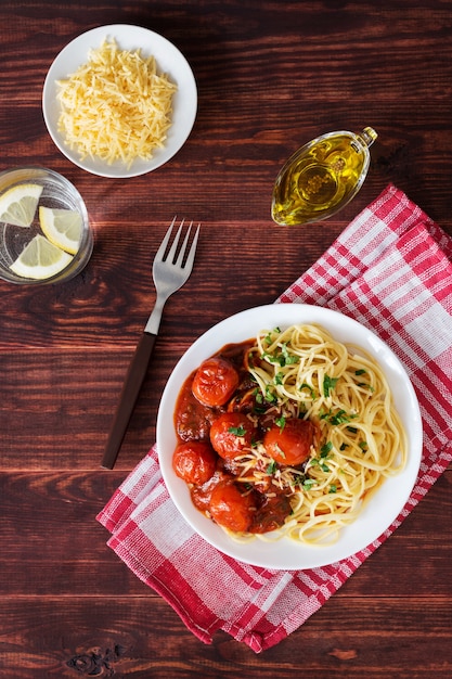 Тарелка с макаронами с томатным соусом и оливковым маслом