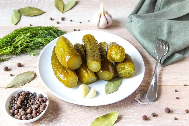 Photo plate of pickled homemade cucumbers marinated pickled cucumbers with garlic black pepper