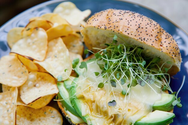 Foto un piatto di patatine con un panino e patatine fritte