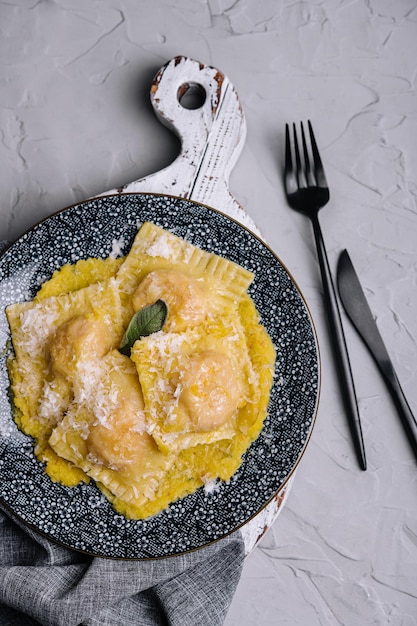 Foto piatto di ravioli con vista dall'alto di formaggio