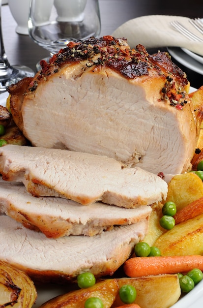 Photo a plate of roasted turkey breast slices with vegetables closeup