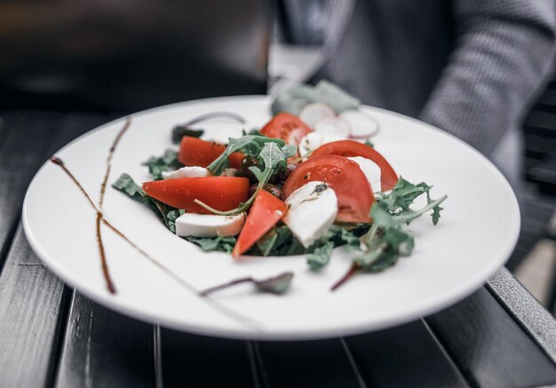 Piatto di insalata sul tavolo nella pausa pranzo del caffè di strada