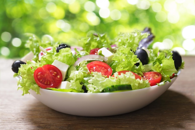 Photo plate of salad with fresh vegetables