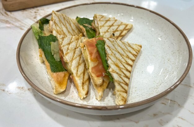 Тарелка сэндвичей с сыром и салатами