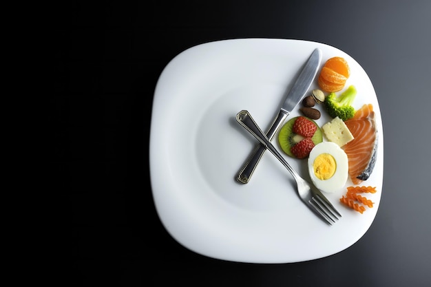 A a plate simulating a clock showing food, concept of intermittent fasting