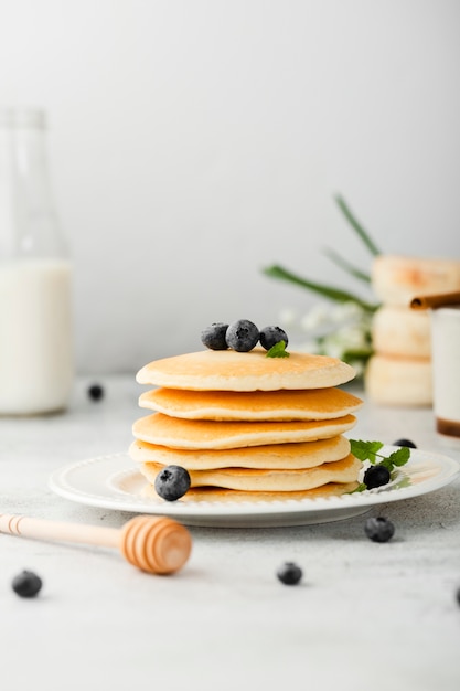 Foto pila del piatto di pancake con i mirtilli rossi