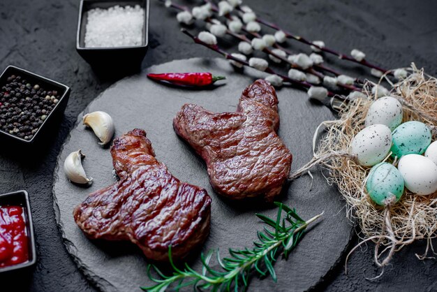 A plate of steaks with garlic and garlic on it