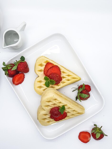 위에 딸기와 딸기 크림 치즈 디저트 접시.