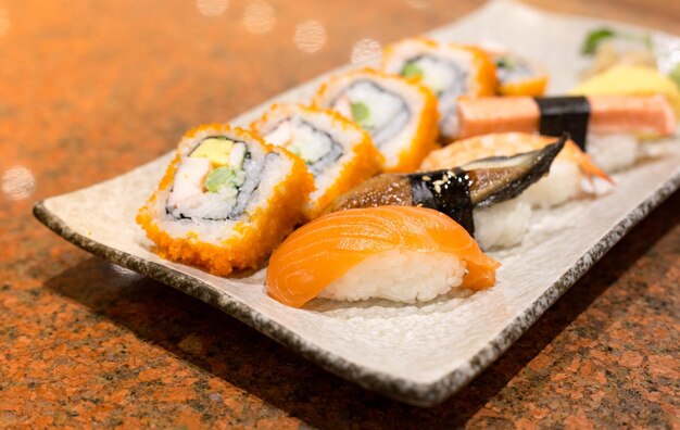 Foto un piatto di sushi e un pesce