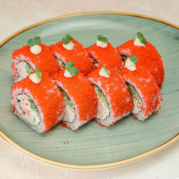 Photo plate of sushi rolls on table