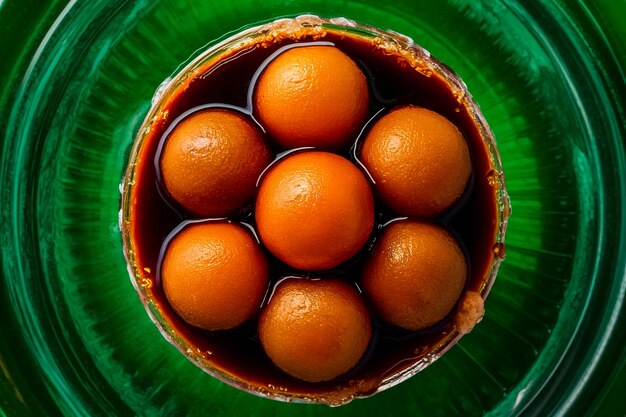 Photo a plate of sweet dessert gulab jamun