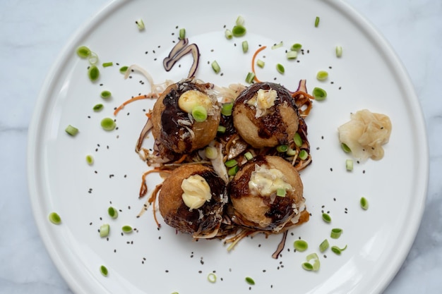 Un piatto di takoyaki su un tavolo di marmo