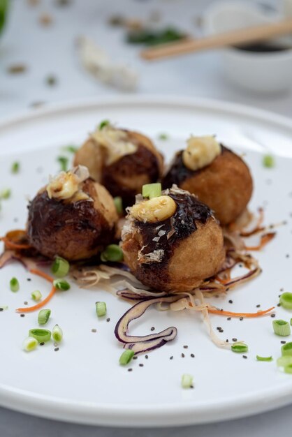 Foto un piatto di takoyaki su un tavolo di marmo