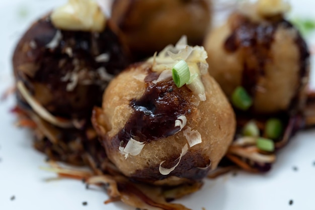 Photo a plate of takoyaki snack