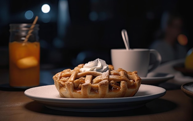 Тарелка вкусного яблочного пирога на фоне кафе профессиональная фотография еды