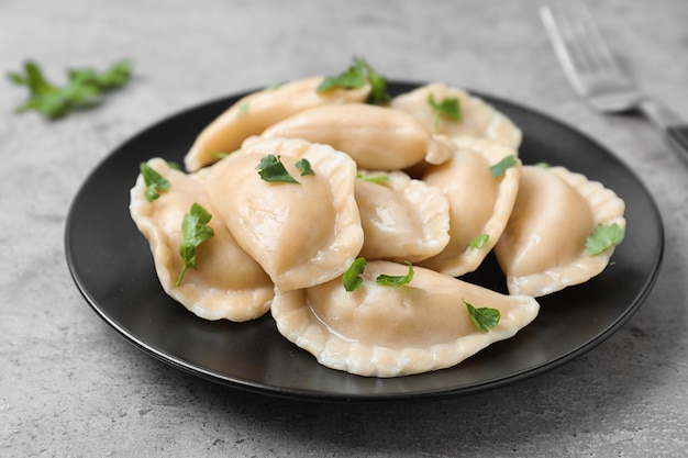 돌 표면에 맛있는 요리 만두 접시