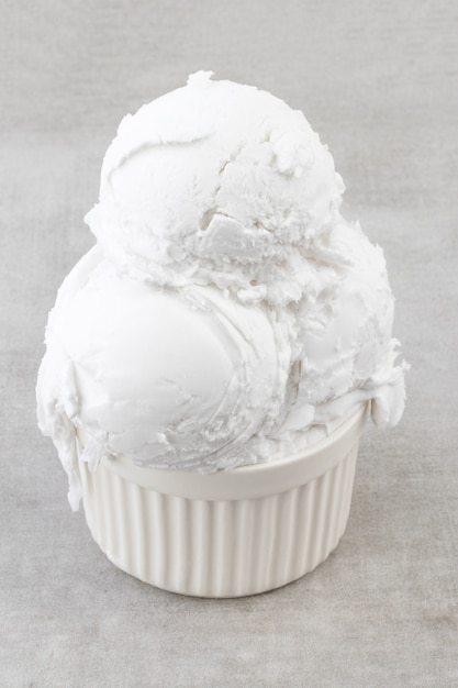 복사 공간이 있는 바닐라 아이스크림 국자 접시.
