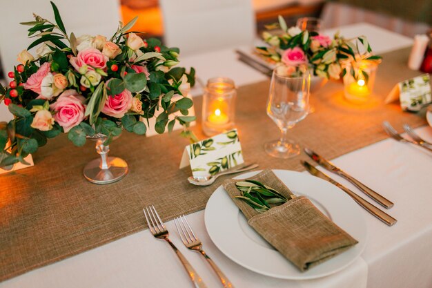 Piatto alla tavola del matrimonio rustico