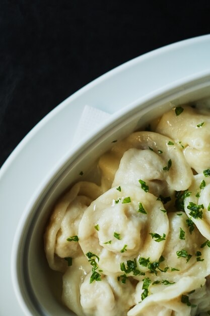 プレートウイントラビオリ餃子料理伝統的なロシアサーモンランチ