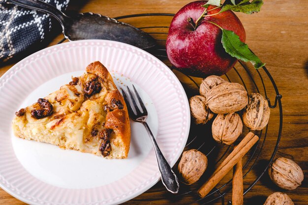 Foto piatto con torta di mele e noci