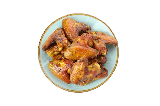 흰색 배경에 고립 구운 닭 날개 접시