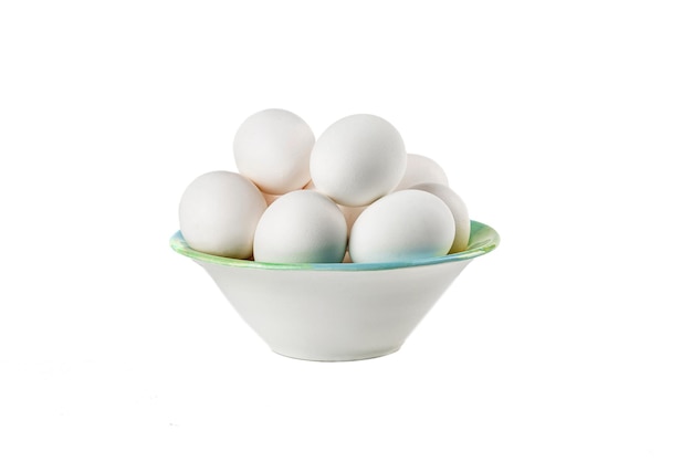흰색 배경에 닭고기 달걀이 있는 접시 격리