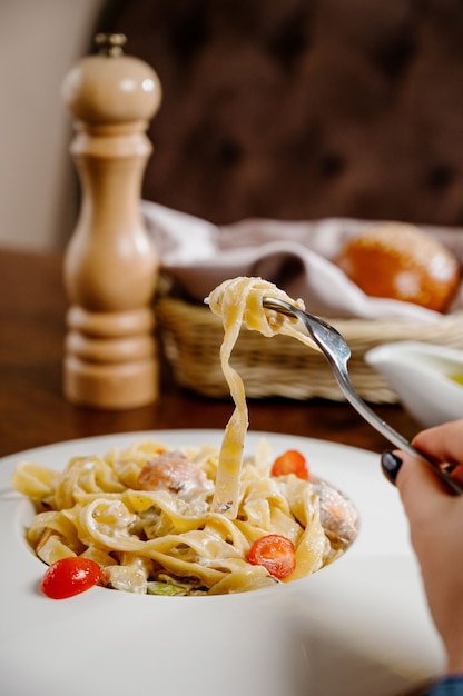 Foto piastra con delizioso pollo alfredo sul tavolo