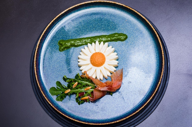 Photo a plate with a flower on it and a flower on it