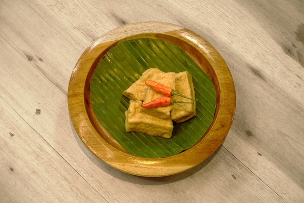 Photo a plate with food on it that has a carrot on it