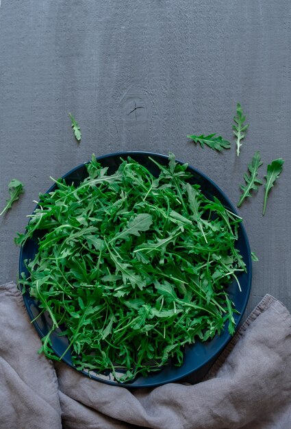 회색 바탕에 신선한 녹색 arugula 플레이트