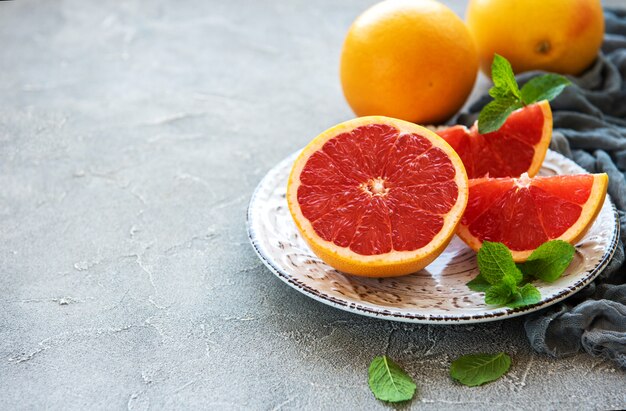 Plate with graprfruits