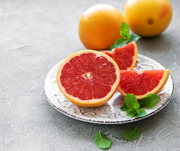 Plate with graprfruits